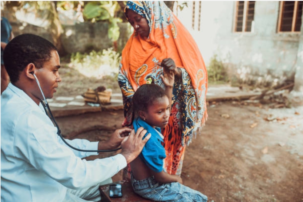 Campagne de dépistage avec une équipe médicale locale